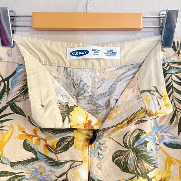 Old Navy Mid-Rise Linen Blend Yellow & Green Floral Shorts 5” - Picture 8 of 15